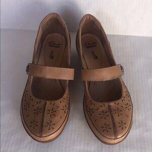 Clarks Tan Leather Mary Janes Comfort Shoes Laser-cut flowers Size 8.5 W